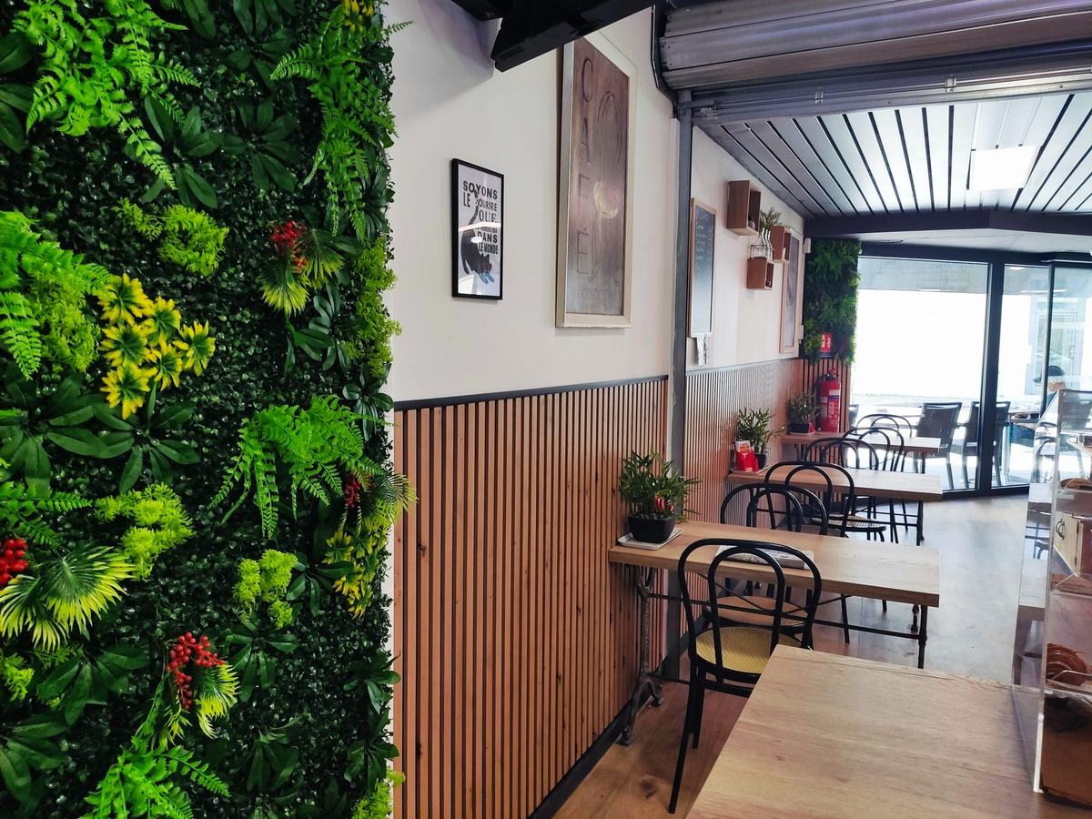 Coin calme avec mur v&eacute;g&eacute;tal et tasseaux bois au Monaix