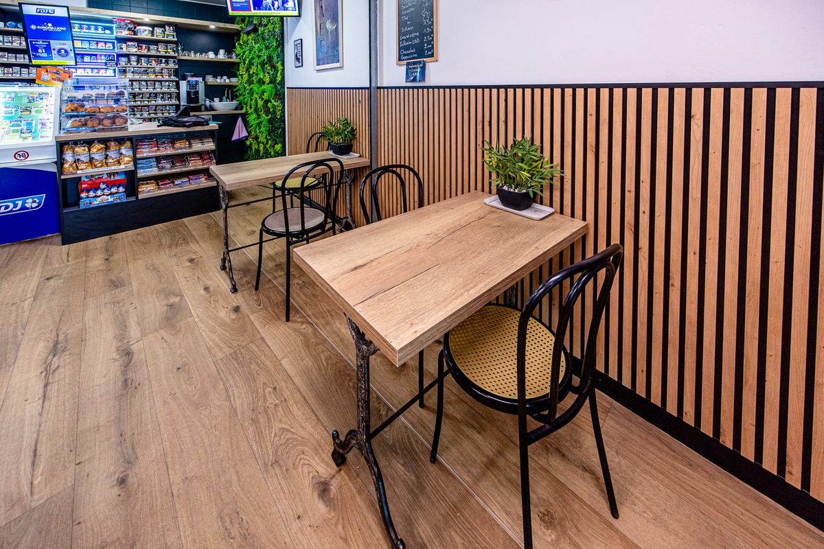 Coin caf&eacute; avec tables et comptoir au Monaix